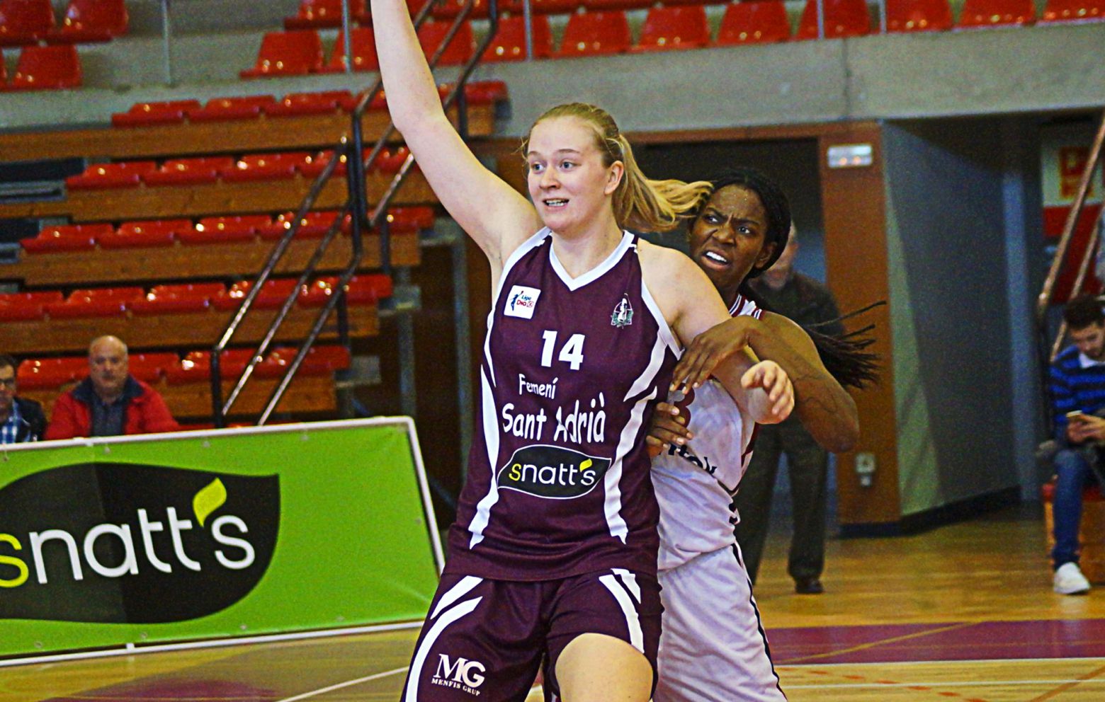 JULIA REISINGEROVÁ has signed with Uni Girona
